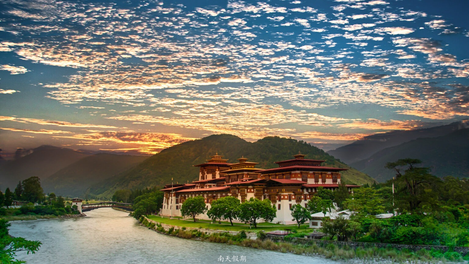 Bhutan-Punakha-Dzong-Sunset-1326288165-Website-1920x1080-fill-gravityauto-1536x864